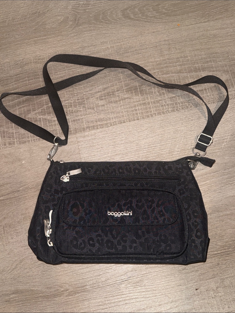 Baggallini Everyday RFID Nylon Crossbody Purse Black Cheetah Print Like New